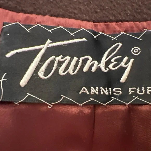 *Made in America* Vintage Townley by Annis Furs Wool Coat
Size: (fits like M/L) - Picture 9 of 12